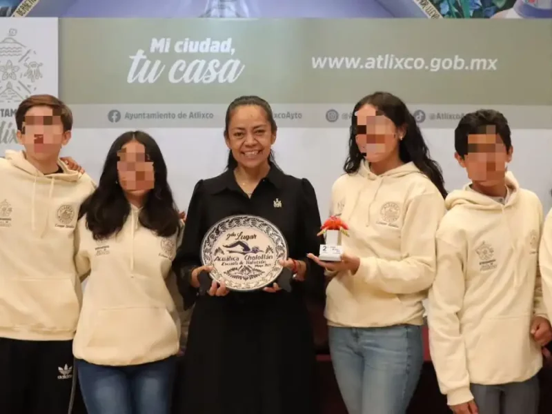 Ariadna Ayala, presidenta de Atlixco, entrega uniformes al equipo de natación de la alberca municipal