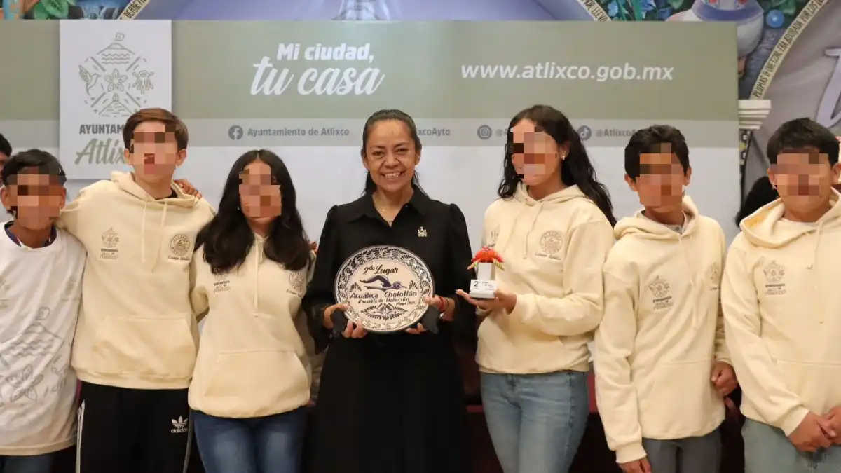Ariadna Ayala, presidenta de Atlixco, entrega uniformes al equipo de natación de la alberca municipal