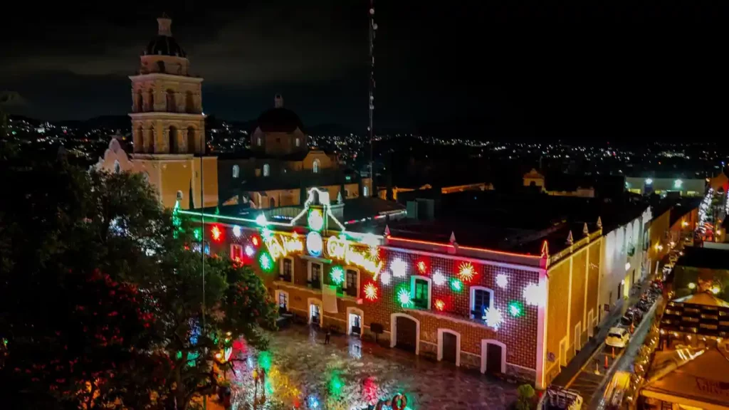 Ariadna Ayala da inicio a las fiestas patrias en Atlixco con pega del Bando Patrio e iluminación del Centro Histórico