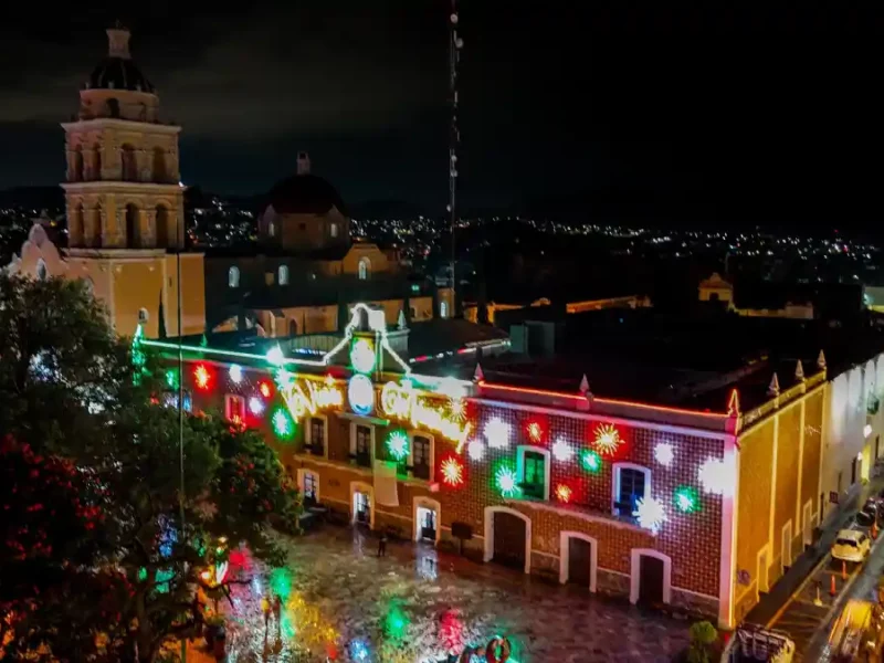 Ariadna Ayala da inicio a las fiestas patrias en Atlixco con pega del Bando Patrio e iluminación del Centro Histórico