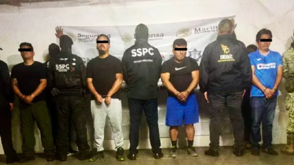 Detienen a cuatro exfuncionarios vinculados al crimen organizado en Puebla bajo el operativo “Cofradía”