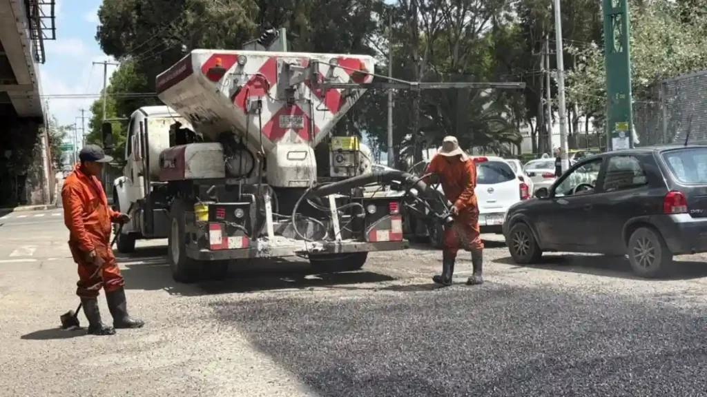 Gobierno de la Ciudad atiende baches en vialidades que conectan con planteles educativos
