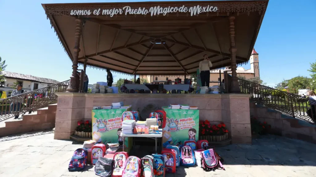Donatón: autoridades y sociedad juntan más de 3 mil libretas para regalar a estudiantes de escasos recursos