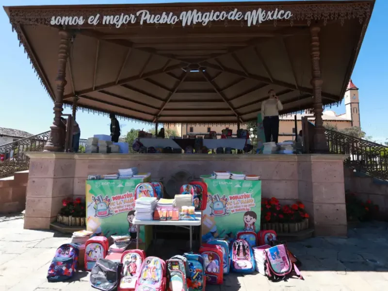 Donatón: autoridades y sociedad juntan más de 3 mil libretas para regalar a estudiantes de escasos recursos