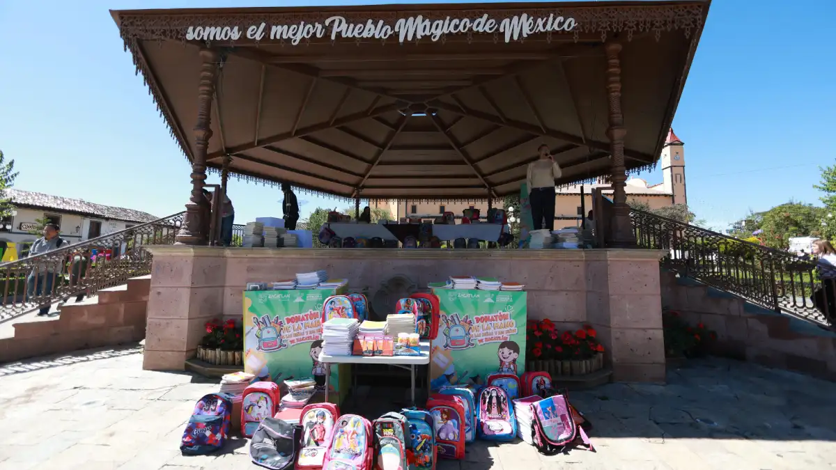 Donatón: autoridades y sociedad juntan más de 3 mil libretas para regalar a estudiantes de escasos recursos