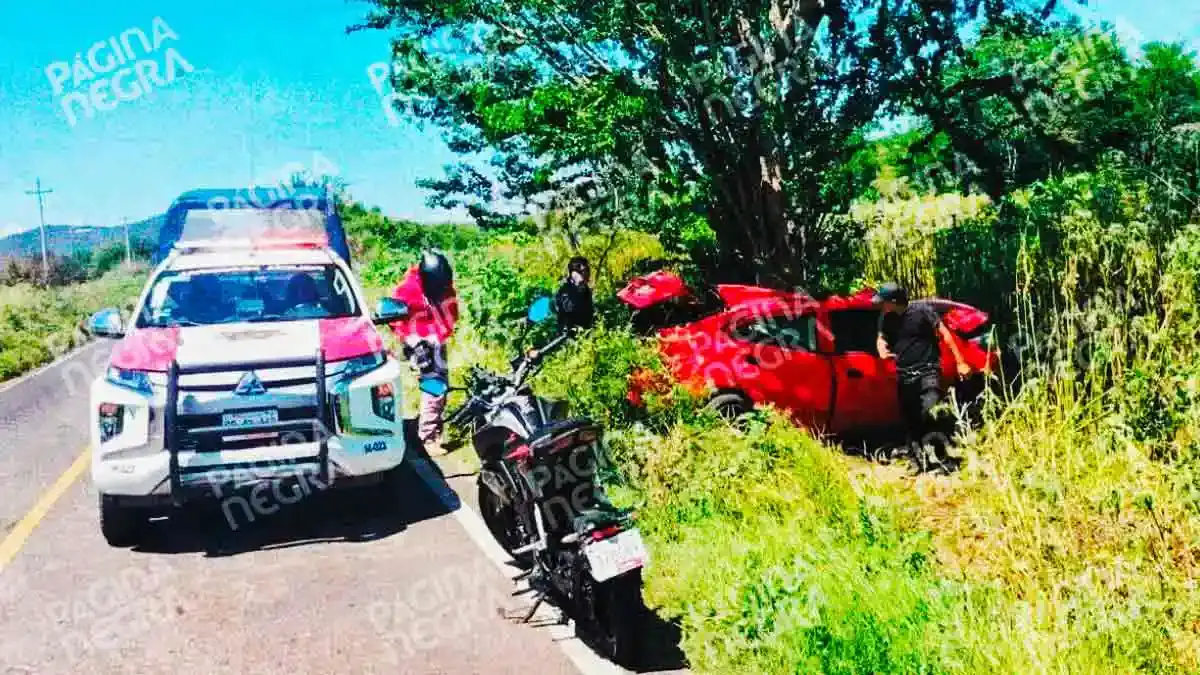 Choque de auto contra árbol dejó cuatro hombres muertos por exceso de velocidad en Chinantla, Puebla