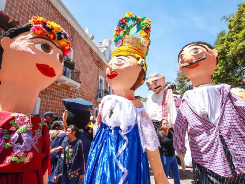 Ariadna Ayala, presidenta de Atlixco, te invita al espectacular desfile de mojigangas
