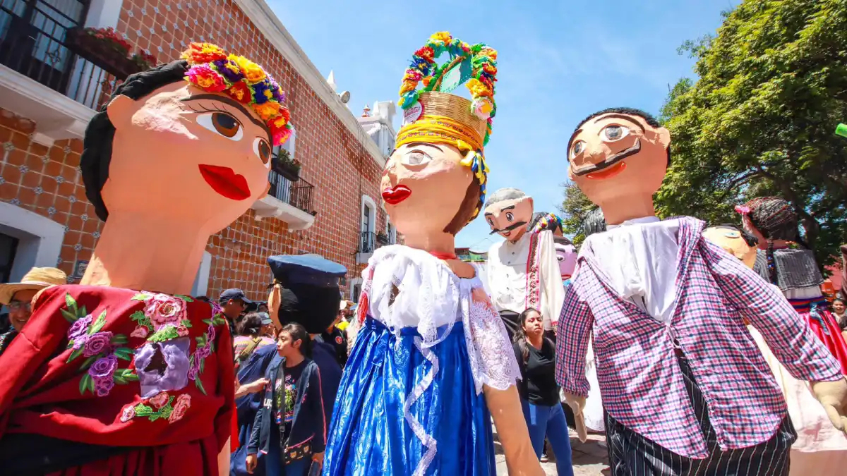 Ariadna Ayala, presidenta de Atlixco, te invita al espectacular desfile de mojigangas