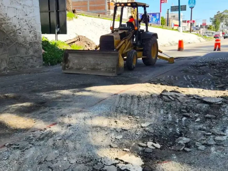 Gobierno Municipal continúa con trabajos de bacheo en calles de Texmelucan