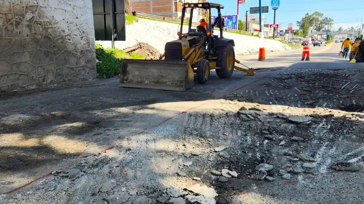 Gobierno Municipal continúa con trabajos de bacheo en calles de Texmelucan