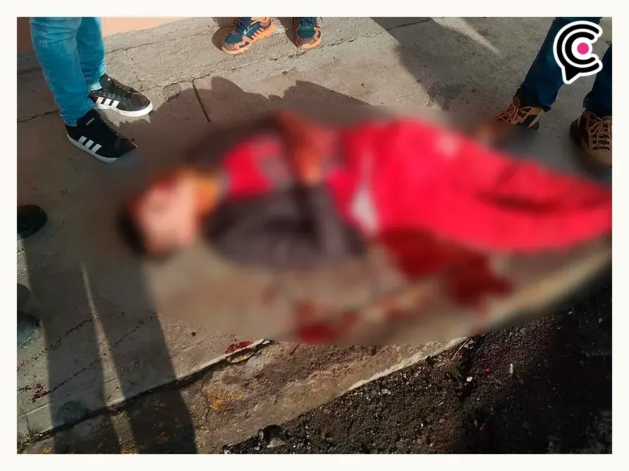 Delincuentes asaltan a taxista en Puebla; compañeros los rastrean y golpean sin levantar denuncia