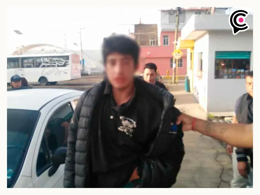 Delincuentes asaltan a taxista en Puebla; compañeros los rastrean y golpean sin levantar denuncia