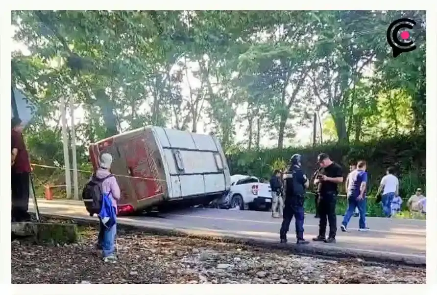 Choque entre autobús de pasajeros y camioneta dejó un muerto y heridos en Jalpan, Puebla