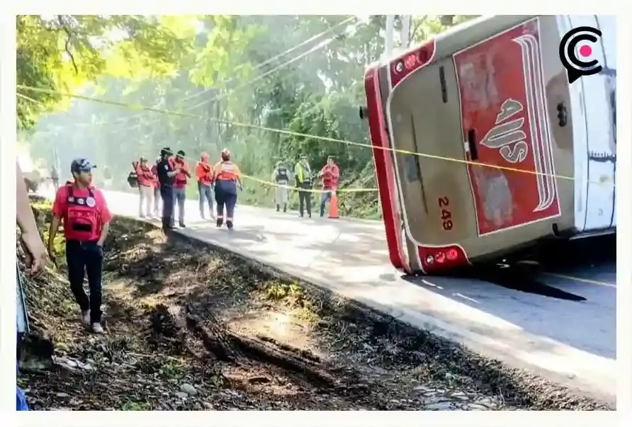 Choque entre autobús de pasajeros y camioneta dejó un muerto y heridos en Jalpan, Puebla