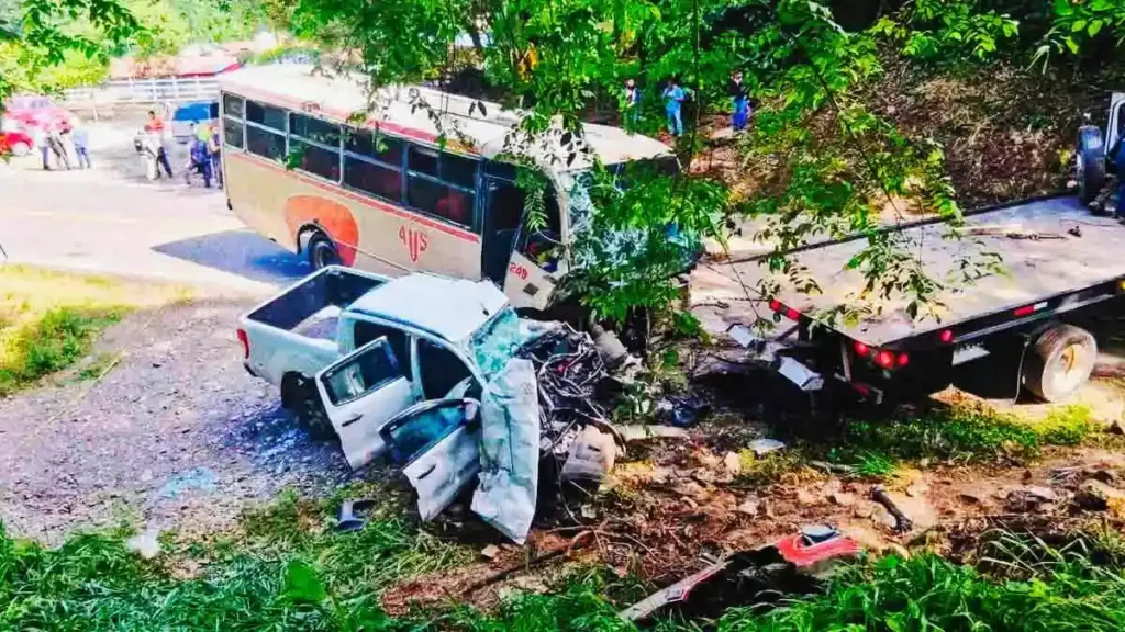 Choque entre autobús de pasajeros y camioneta dejó un muerto y heridos en Jalpan, Puebla
