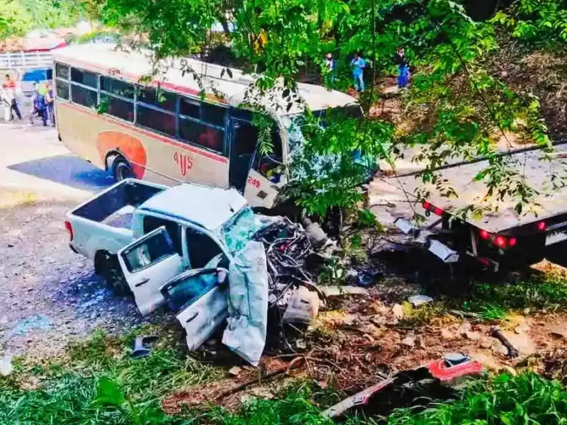Choque entre autobús de pasajeros y camioneta dejó un muerto y heridos en Jalpan, Puebla