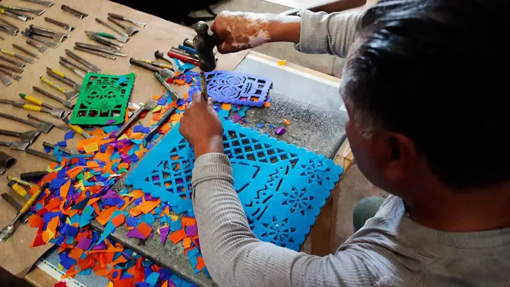 Van por protección del papel picado de Huixcolotla, tunas y bordados de Acatzingo y Hueyapan