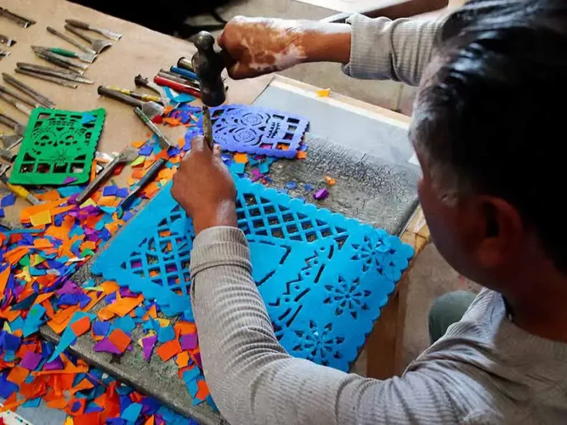 Van por protección del papel picado de Huixcolotla, tunas y bordados de Acatzingo y Hueyapan