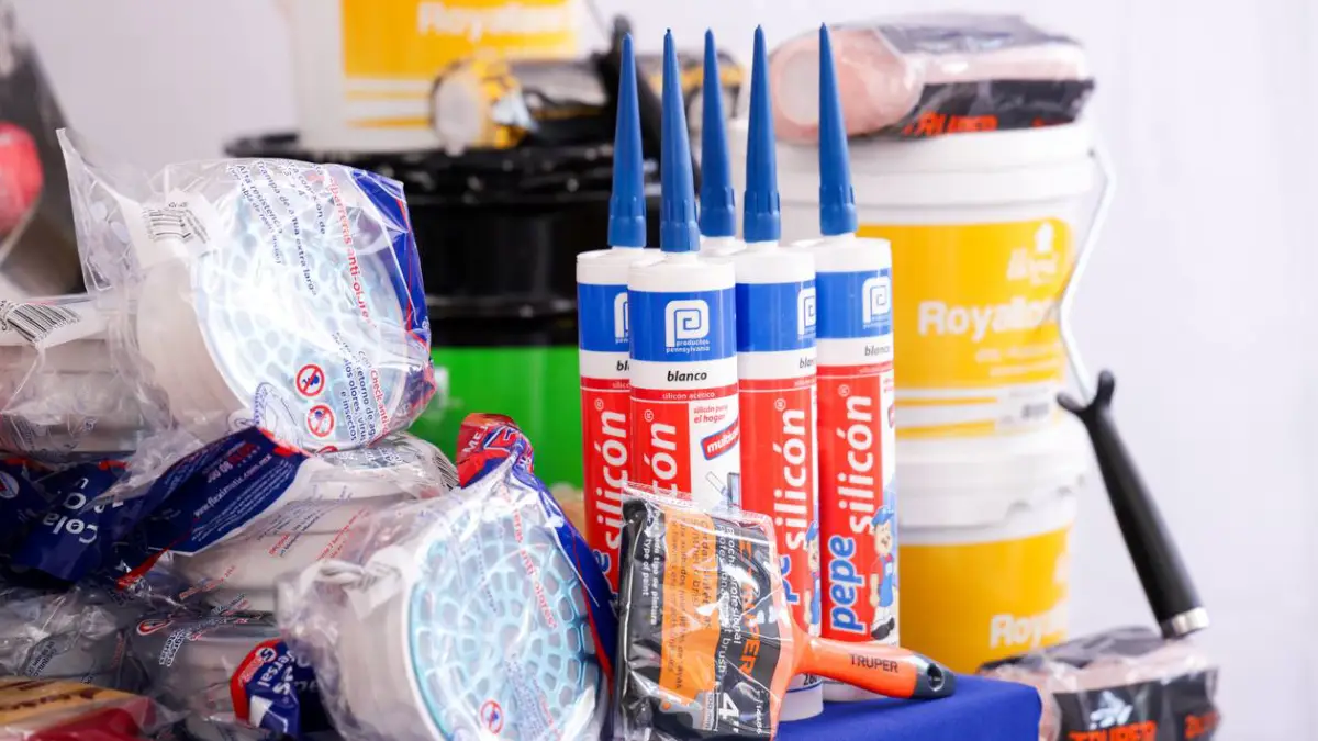 Mejora Lupita Cuautle servicios en Casas de Salud con kits médicos y de mantenimiento