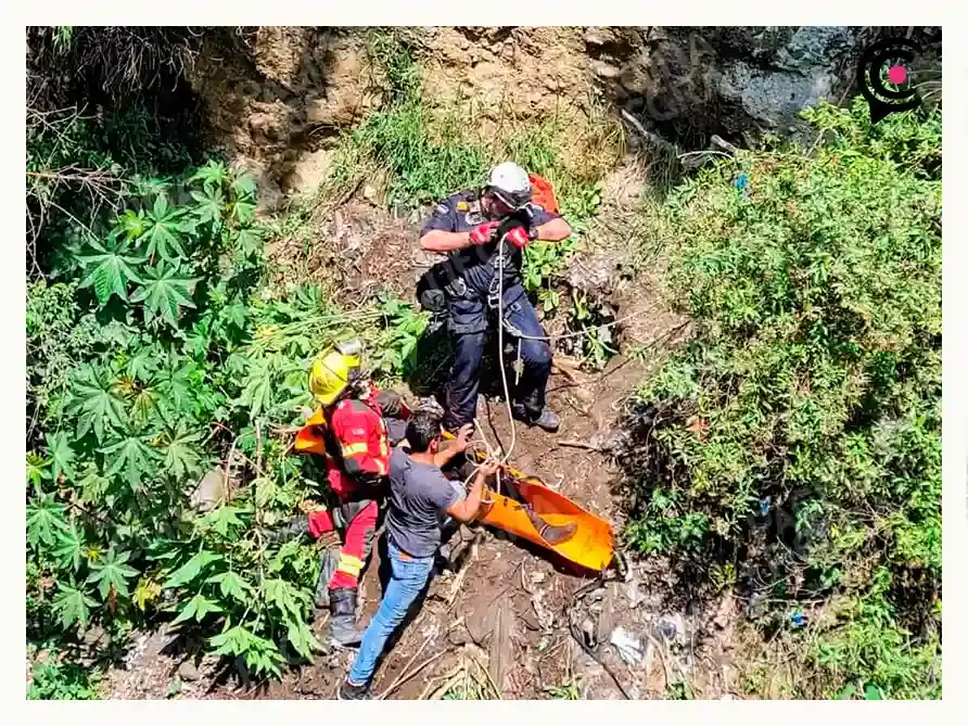 Rescataron a hombre que cayó a un barranco en Lomas Flor del Bosque, Puebla