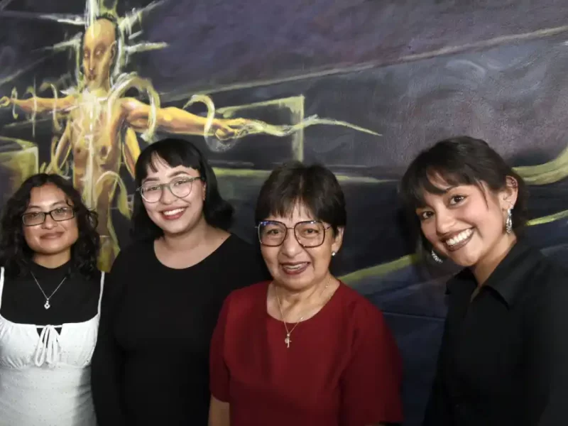 Estudiantes de Artes realizan mural en la Facultad de Psicología por sus 60 años