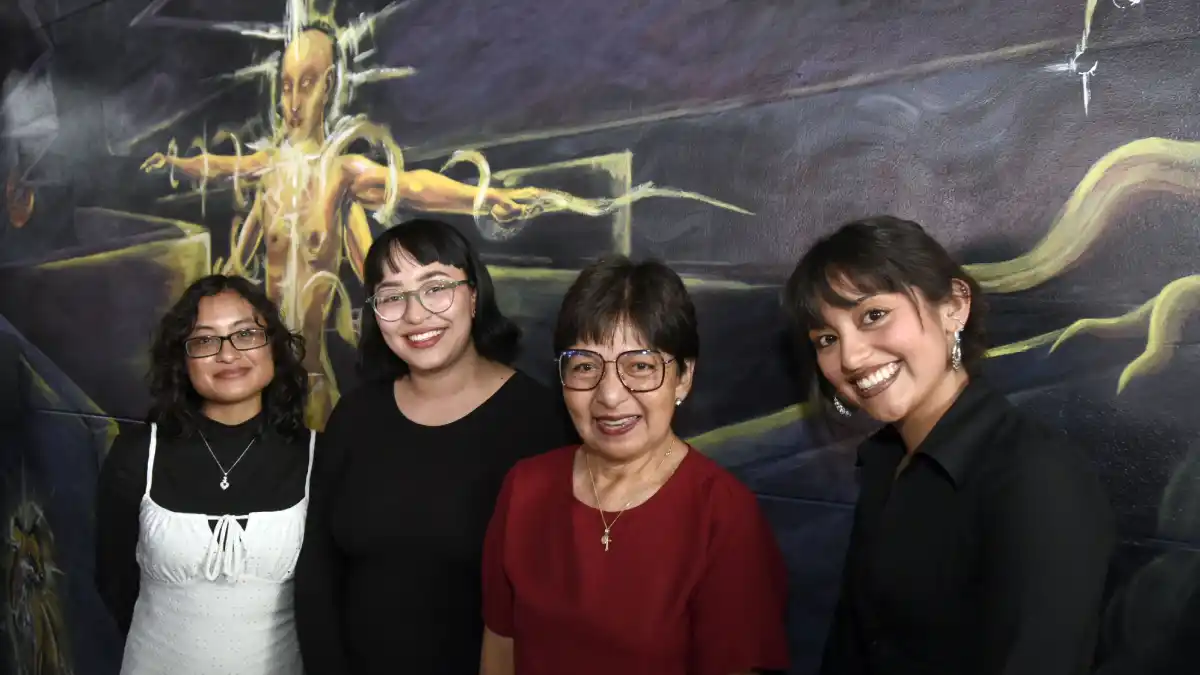 Estudiantes de Artes realizan mural en la Facultad de Psicología por sus 60 años