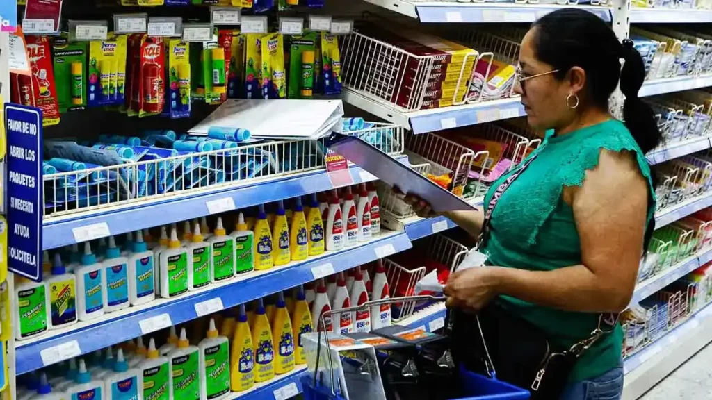 Papelerías de Puebla enfrentan caída de ventas por productos chinos durante regreso a clases 2025