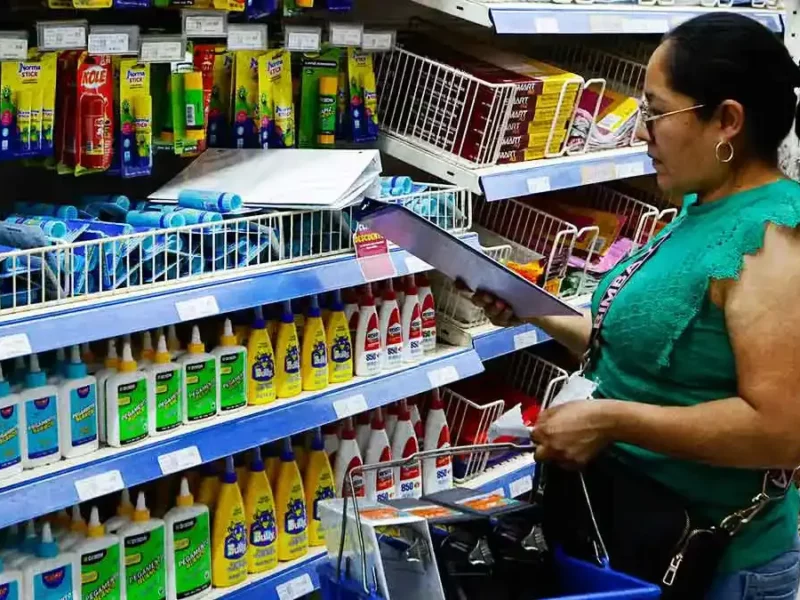 Papelerías de Puebla enfrentan caída de ventas por productos chinos durante regreso a clases 2025