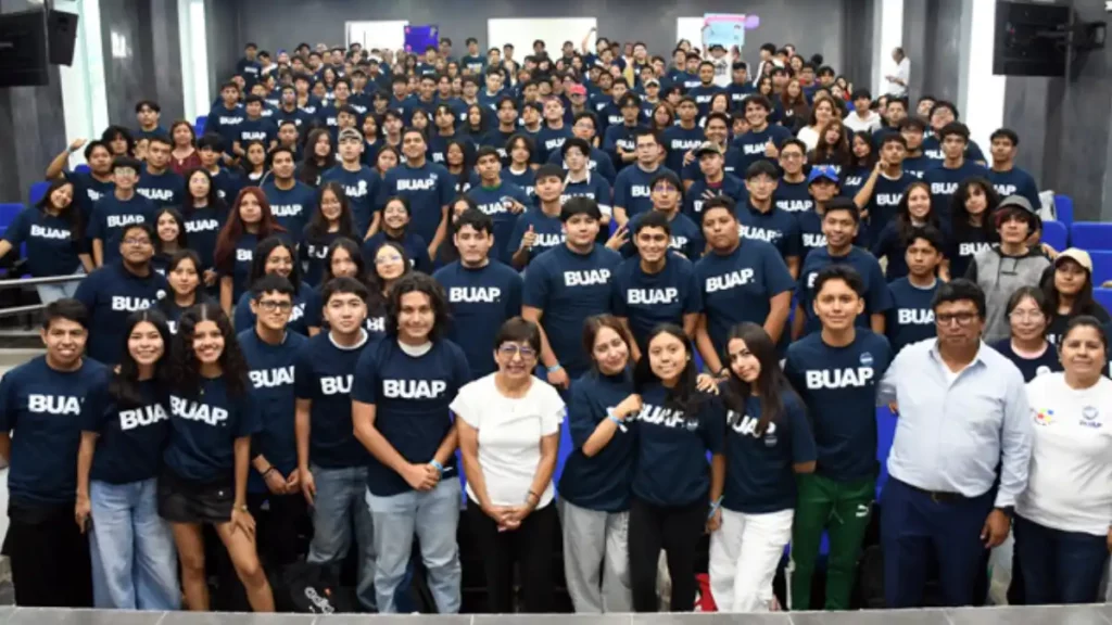 Rectora Lilia Cedillo da la bienvenida a estudiantes de Derecho y Economía