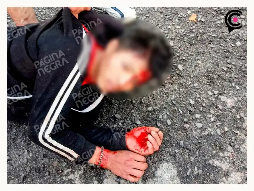Vecinos de Amozoc detienen y amarran a dos ladrones; policías frustran linchamiento