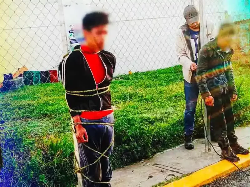 Vecinos de Amozoc detienen y amarran a dos ladrones; policías frustran linchamiento
