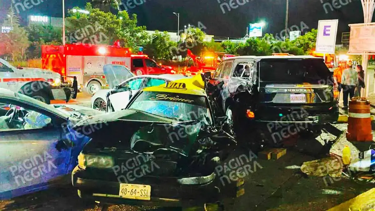 Conductor borracho provocó carambola entre seis autos en Vía Atlixcáyotl, Puebla; murió pasajero de taxi afectado