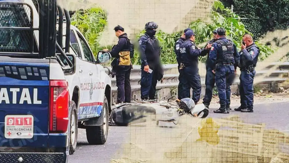 Motociclistas derraparon tras ser baleados en una riña, en la lateral de la autopista México-Puebla
