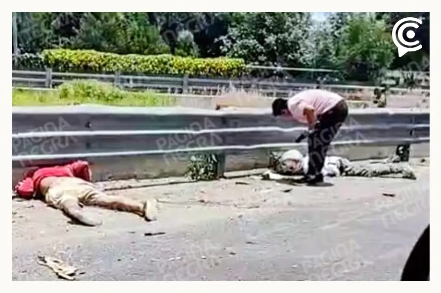 Motociclistas derraparon tras ser baleados en una riña, en la lateral de la autopista México-Puebla