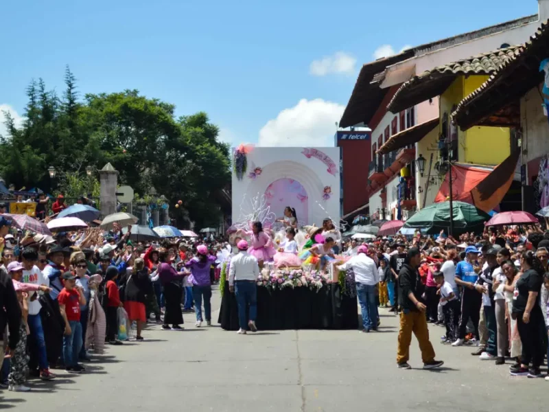 Desfile de carros alegóricos; la tradición que este 2025 reunió a más de 20 mil personas en Zacatlán