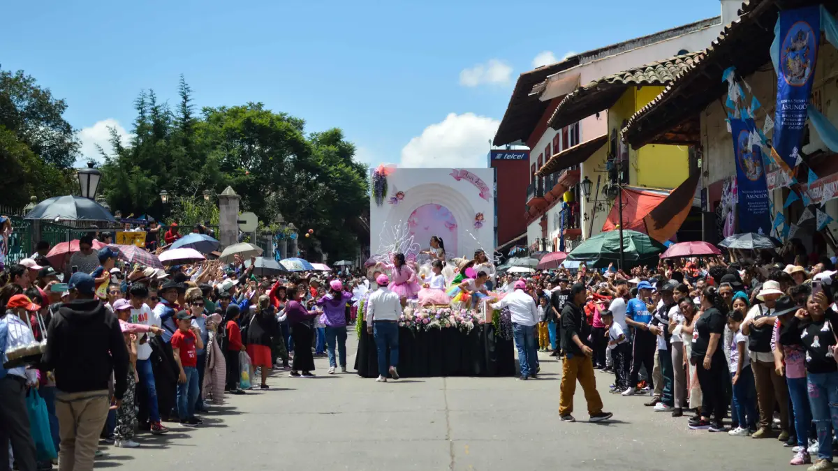Desfile de carros alegóricos; la tradición que este 2025 reunió a más de 20 mil personas en Zacatlán