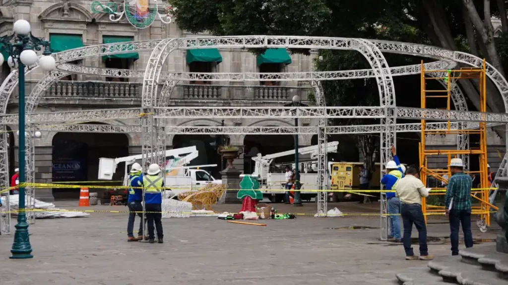 Instala Gobierno de la Ciudad adornos conmemorativos a las Fiestas Patrias