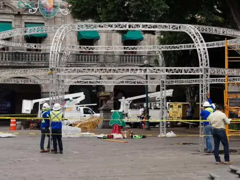 Instala Gobierno de la Ciudad adornos conmemorativos a las Fiestas Patrias