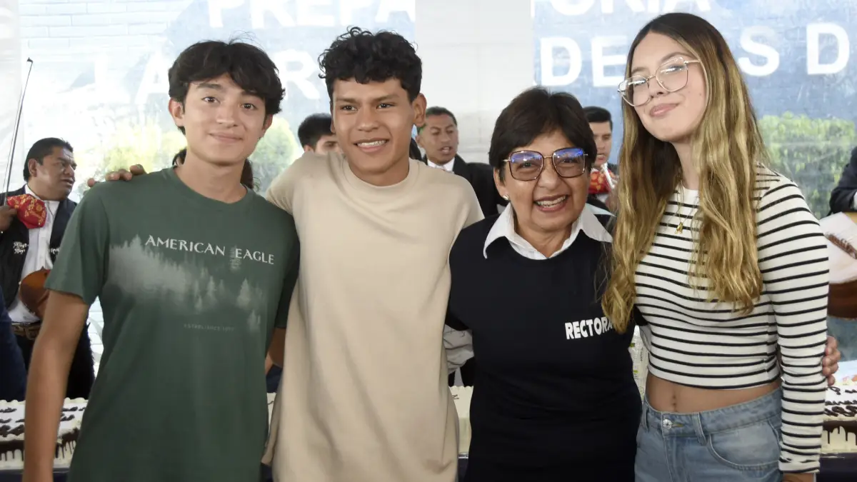 Rectora Lilia Cedillo coloca primera piedra de un nuevo edificio para la Rectora Lilia Cedillo Ramírez colocó la primera piedra del edificio LCA5