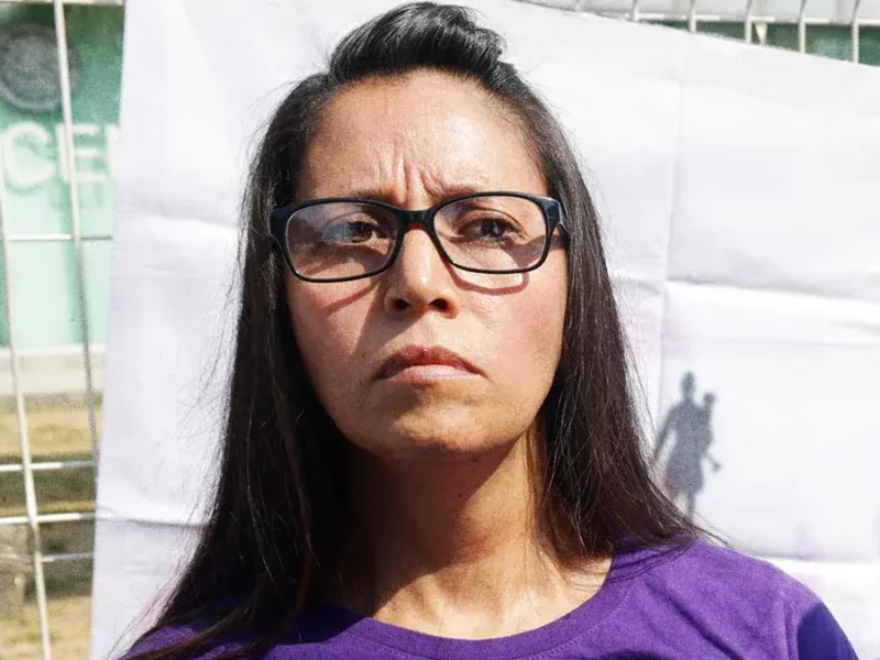 Daniela Flores enfrenta violencia jurídica en Puebla tras recuperar a su hija