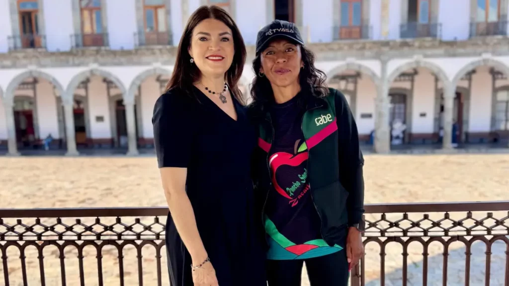 Zacatlán, tierra de campeones; Bety Sánchez apoya a corredora que viajará a Italia