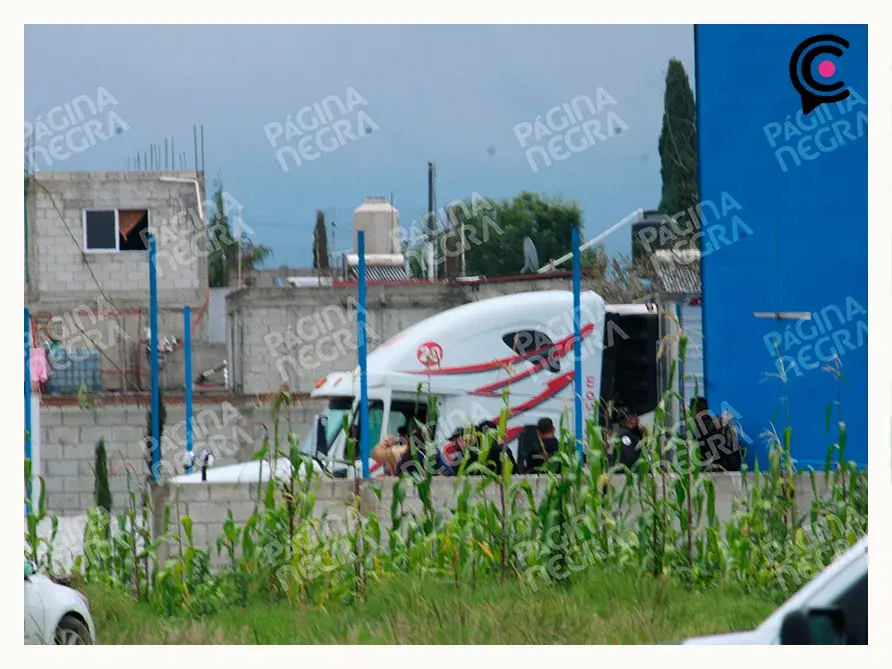 Tráiler robado con mariscos en Puebla es hallado en Tlaxcala; intentaban descargar en bodega clandestina