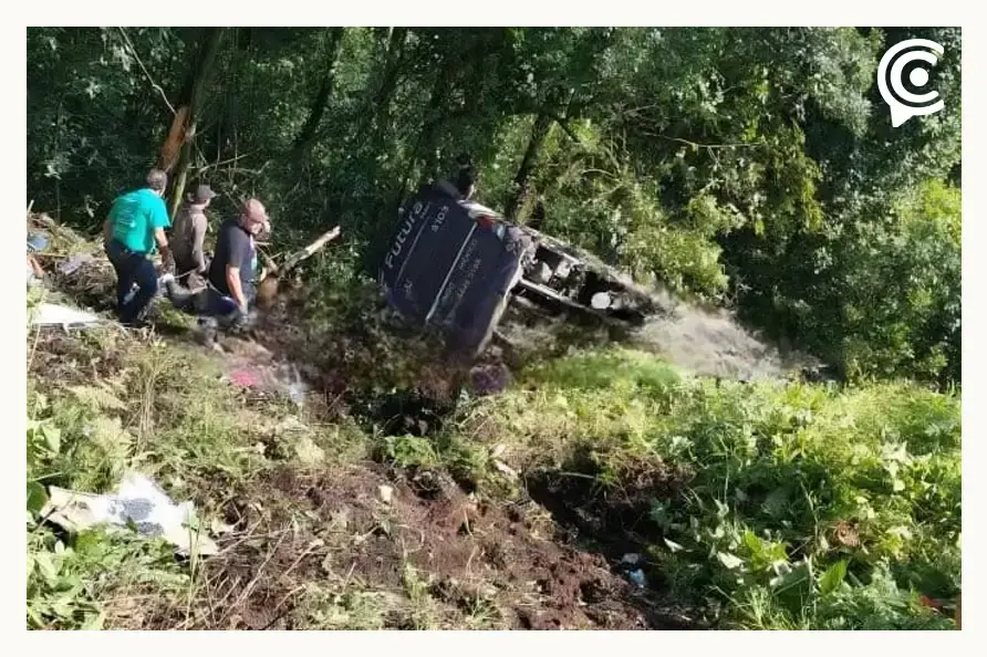 Volcadura de autobús de pasajeros dejó tres personas muertas y casi 30 lesionados en Huauchinango, Puebla