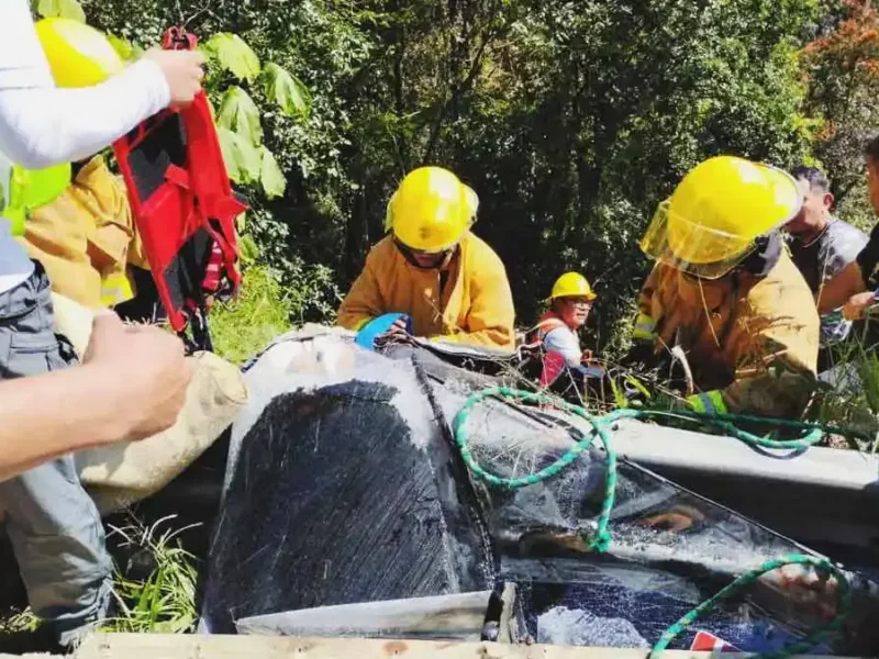 Volcadura de autobús de pasajeros dejó tres personas muertas y casi 30 lesionados en Huauchinango, Puebla