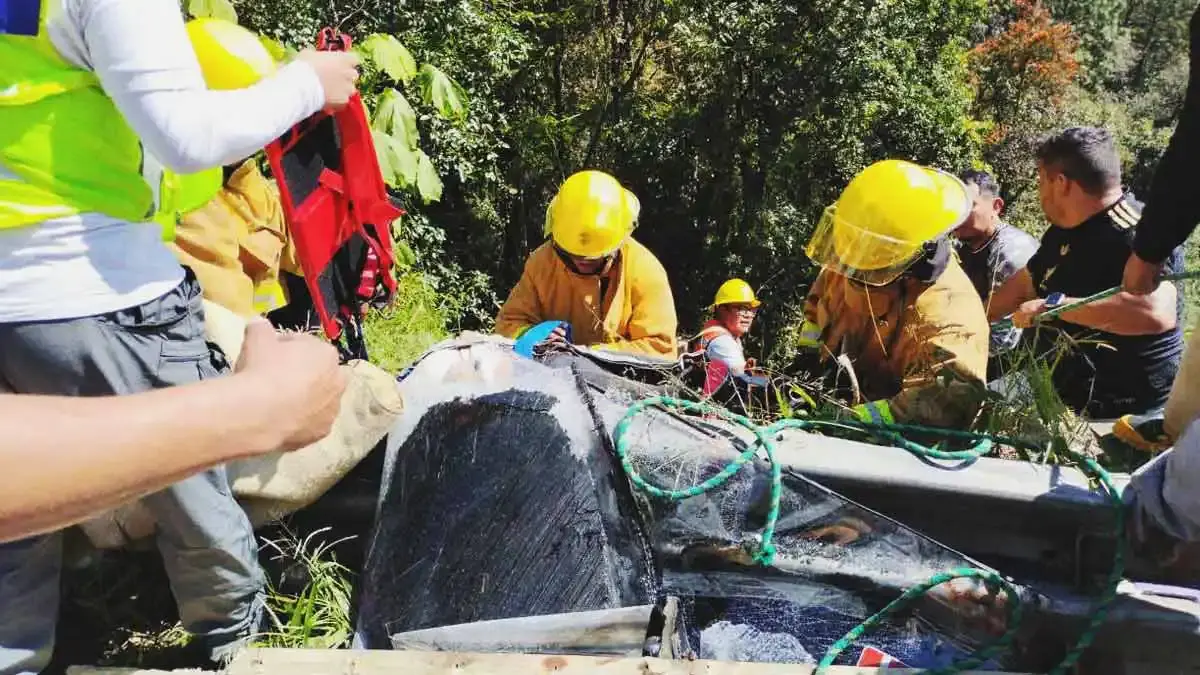 Volcadura de autobús de pasajeros dejó tres personas muertas y casi 30 lesionados en Huauchinango, Puebla
