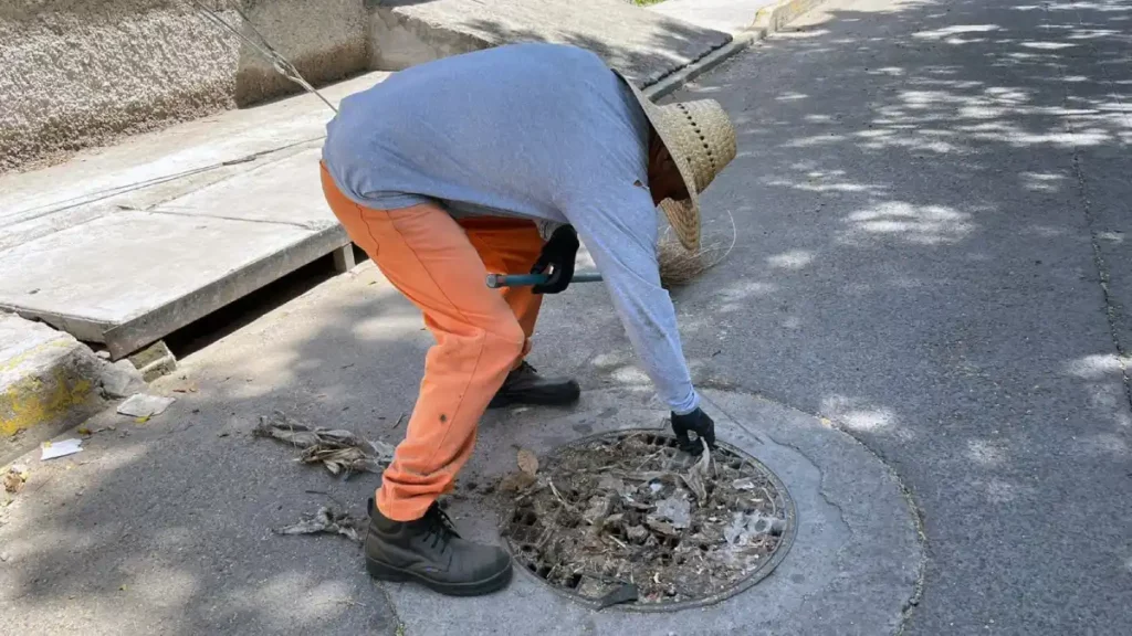Refuerza Gobierno de la Ciudad limpieza de alcantarillas para prevenir inundaciones por lluvias