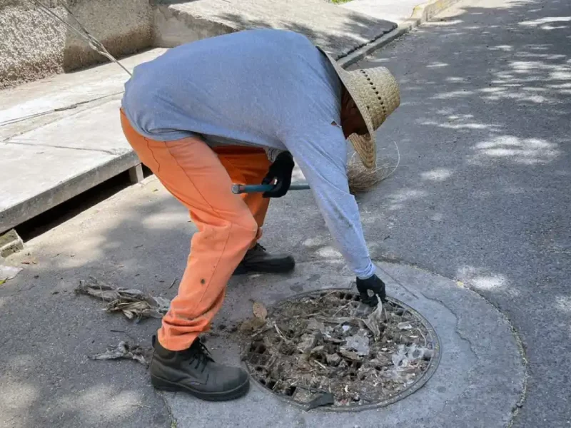 Refuerza Gobierno de la Ciudad limpieza de alcantarillas para prevenir inundaciones por lluvias