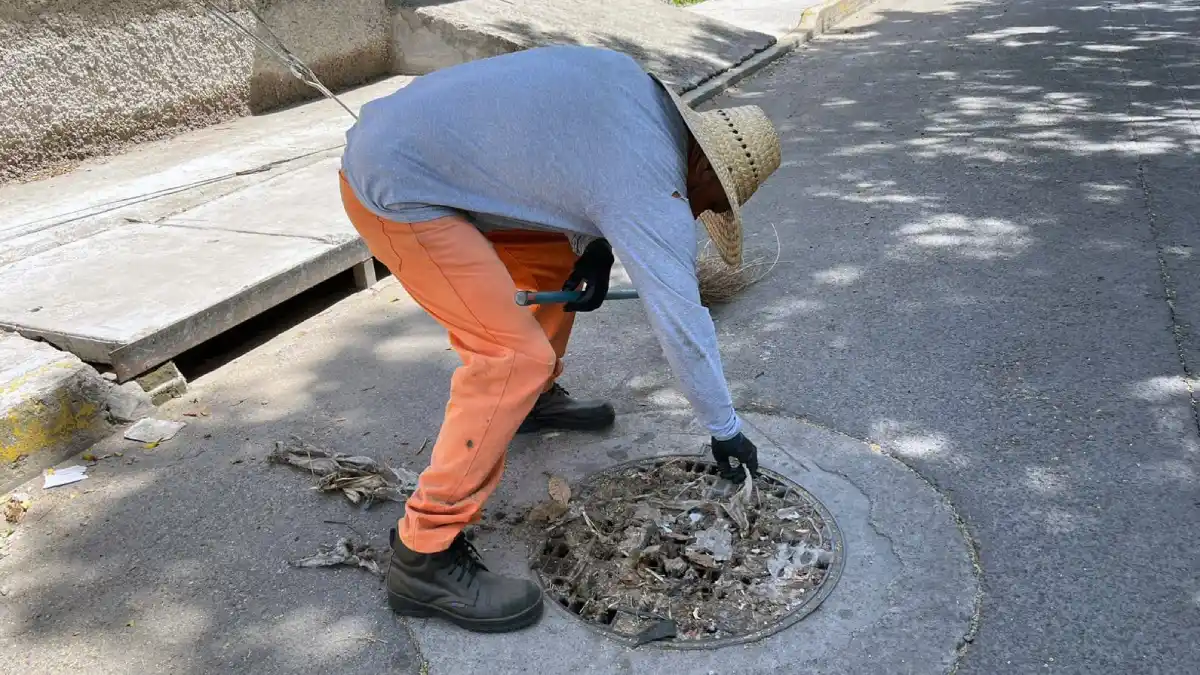 Refuerza Gobierno de la Ciudad limpieza de alcantarillas para prevenir inundaciones por lluvias