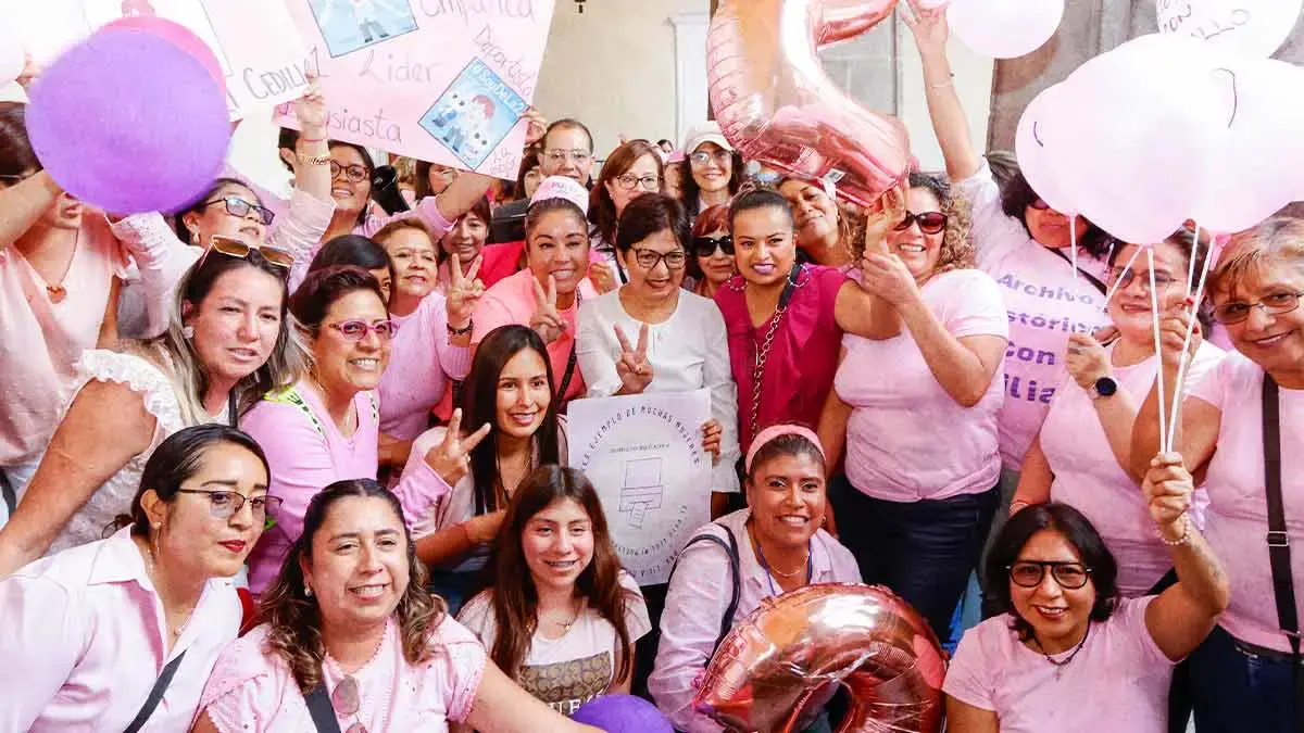 Aspirantes a rectoría de BUAP realizan su registro; universitarios acuden en apoyo a Lilia Cedillo