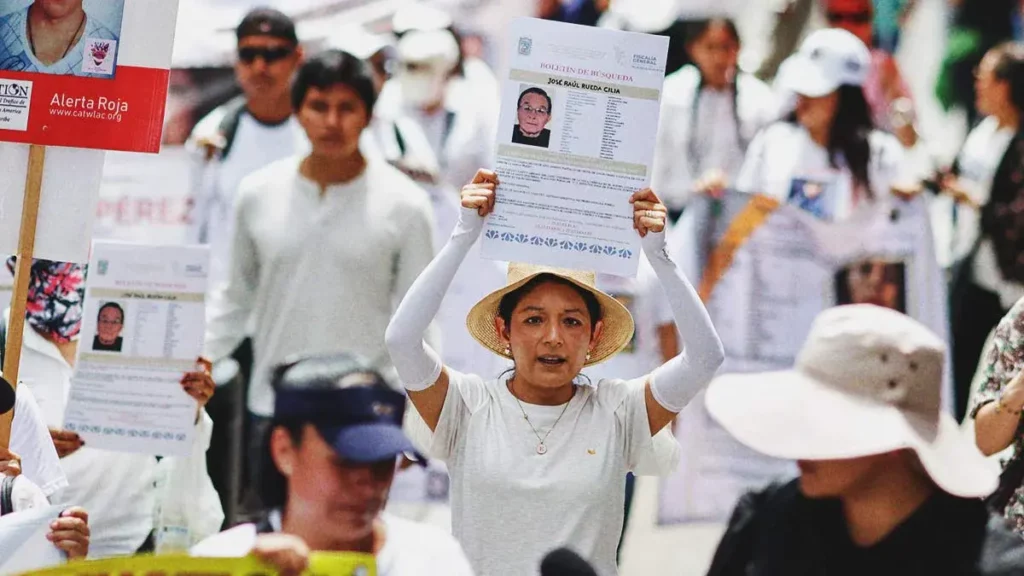 Familias de desaparecidos marchan en Puebla; exigen verdad, justicia y memoria